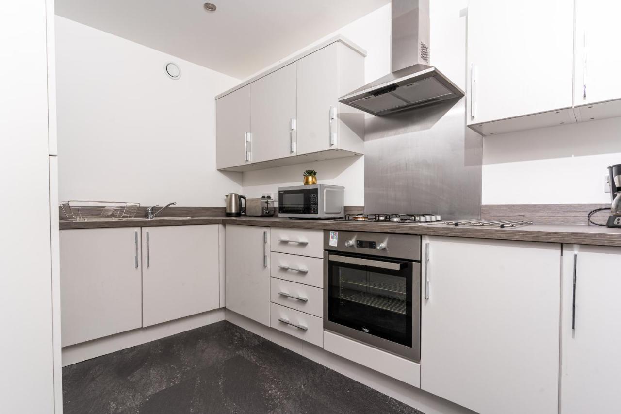 Spacious 3 Bedroom House In Glasgow City With Private Parking & Garden Exterior photo