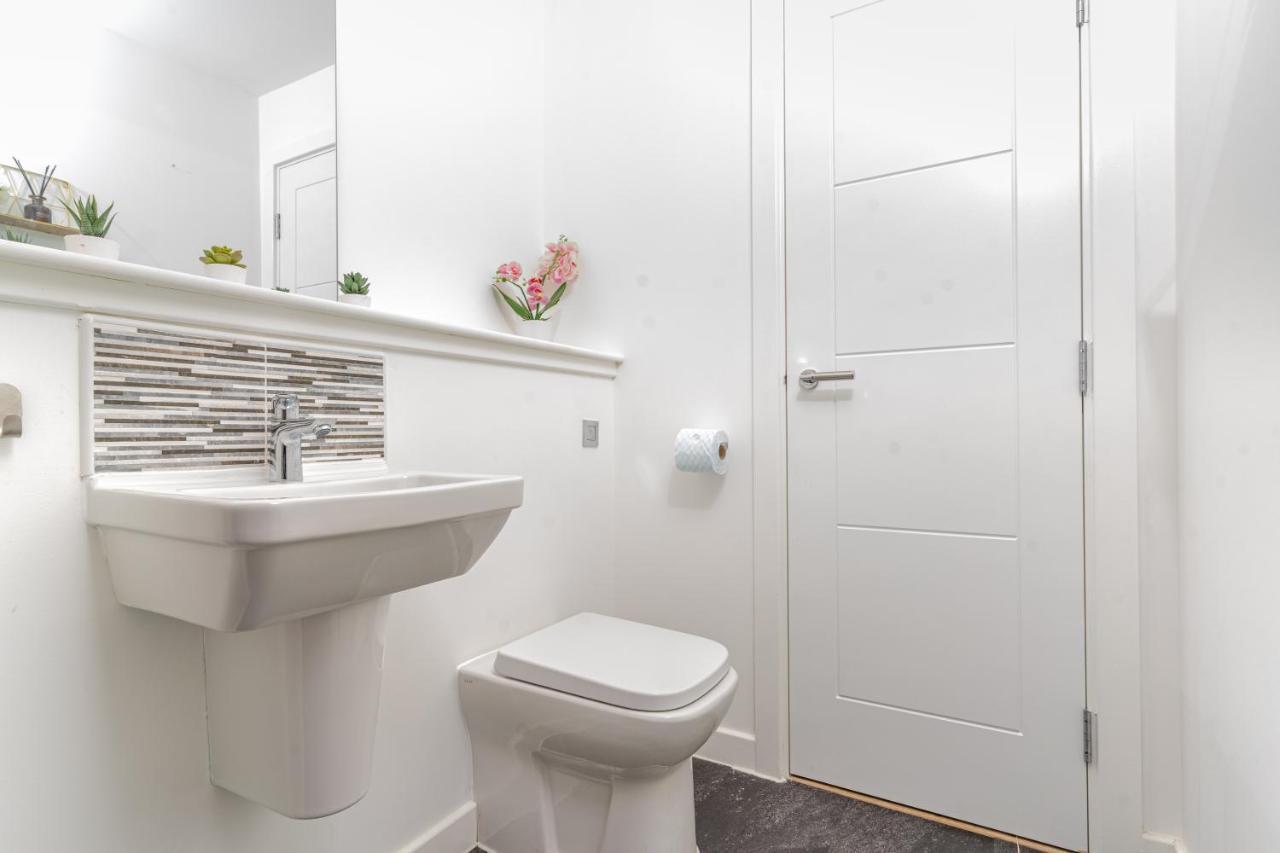 Spacious 3 Bedroom House In Glasgow City With Private Parking & Garden Exterior photo