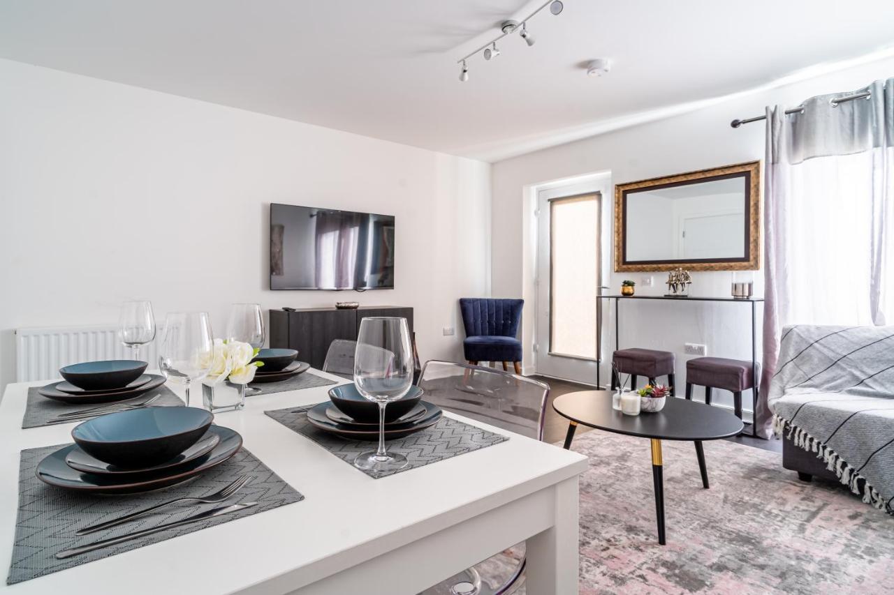 Spacious 3 Bedroom House In Glasgow City With Private Parking & Garden Exterior photo