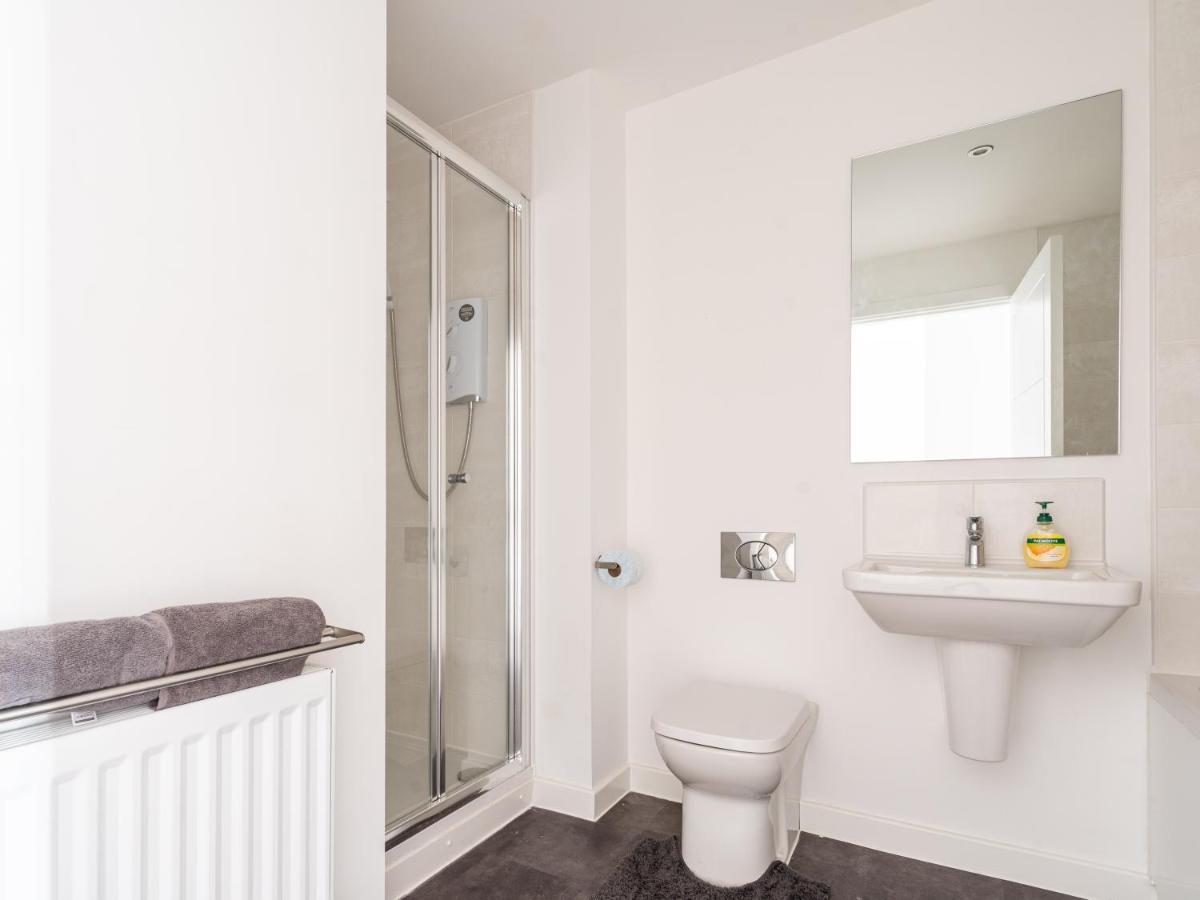 Spacious 3 Bedroom House In Glasgow City With Private Parking & Garden Exterior photo