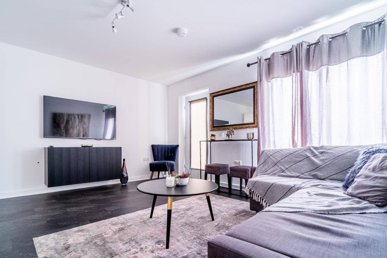 Spacious 3 Bedroom House In Glasgow City With Private Parking & Garden Exterior photo