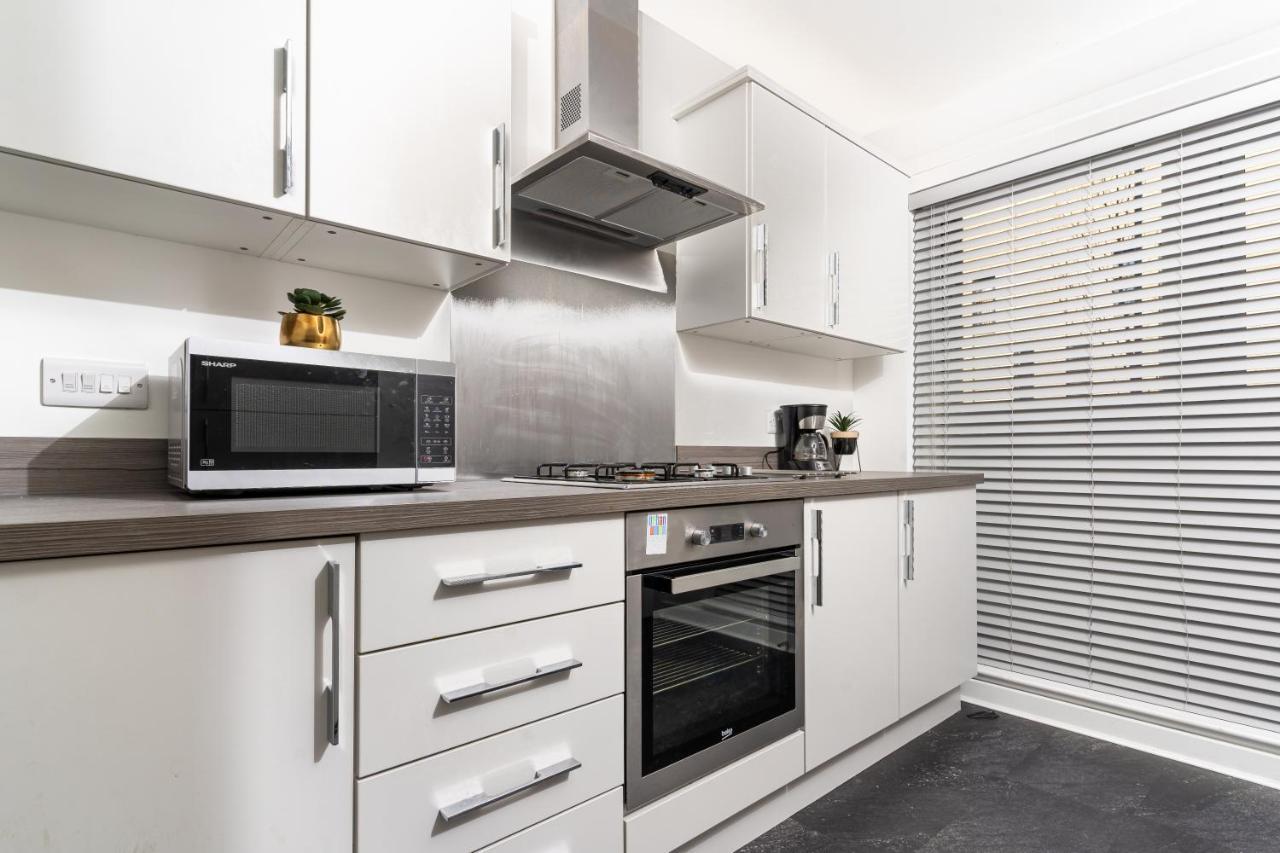 Spacious 3 Bedroom House In Glasgow City With Private Parking & Garden Exterior photo
