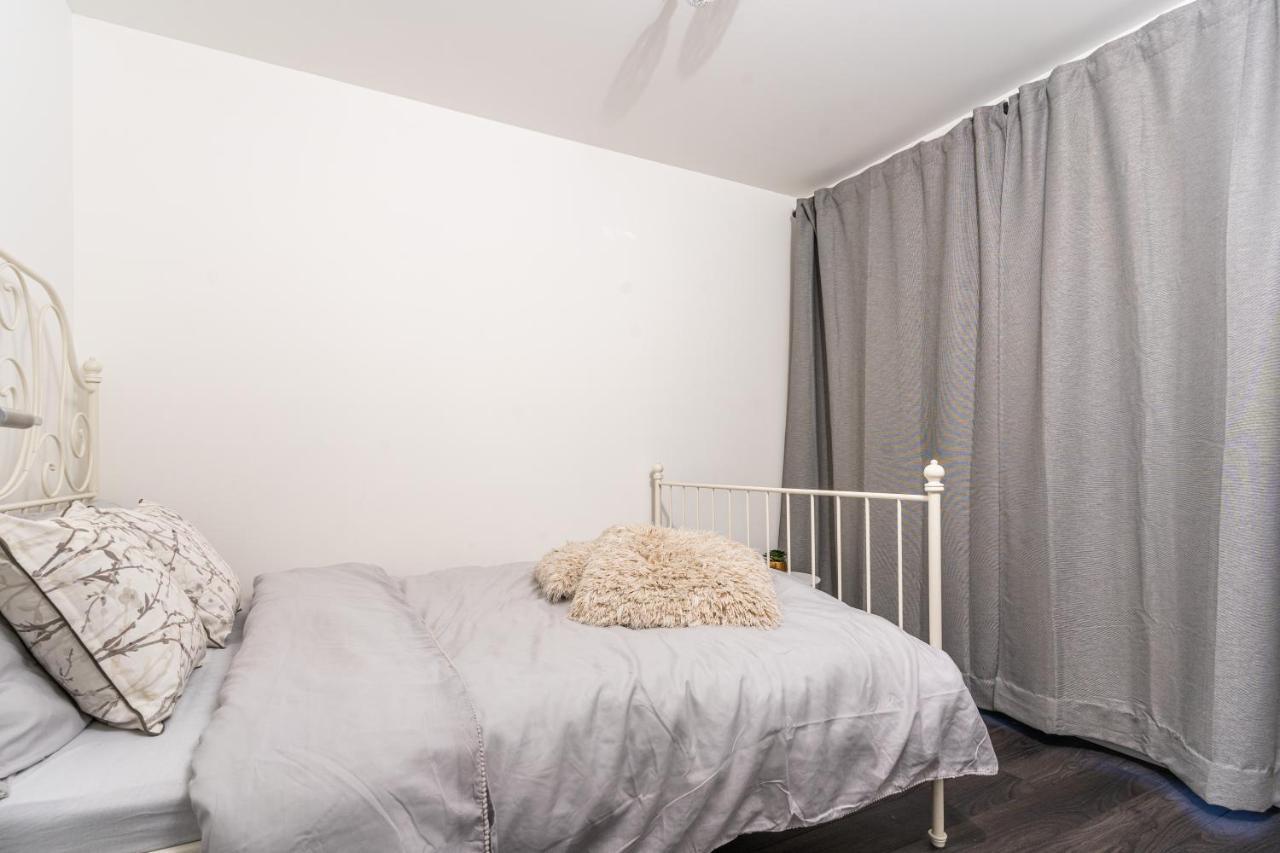 Spacious 3 Bedroom House In Glasgow City With Private Parking & Garden Exterior photo