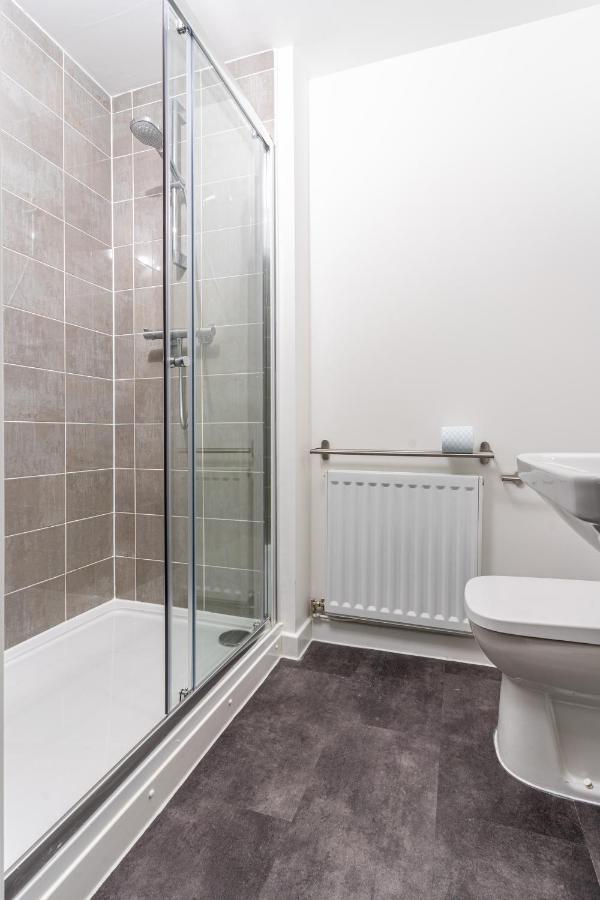 Spacious 3 Bedroom House In Glasgow City With Private Parking & Garden Exterior photo