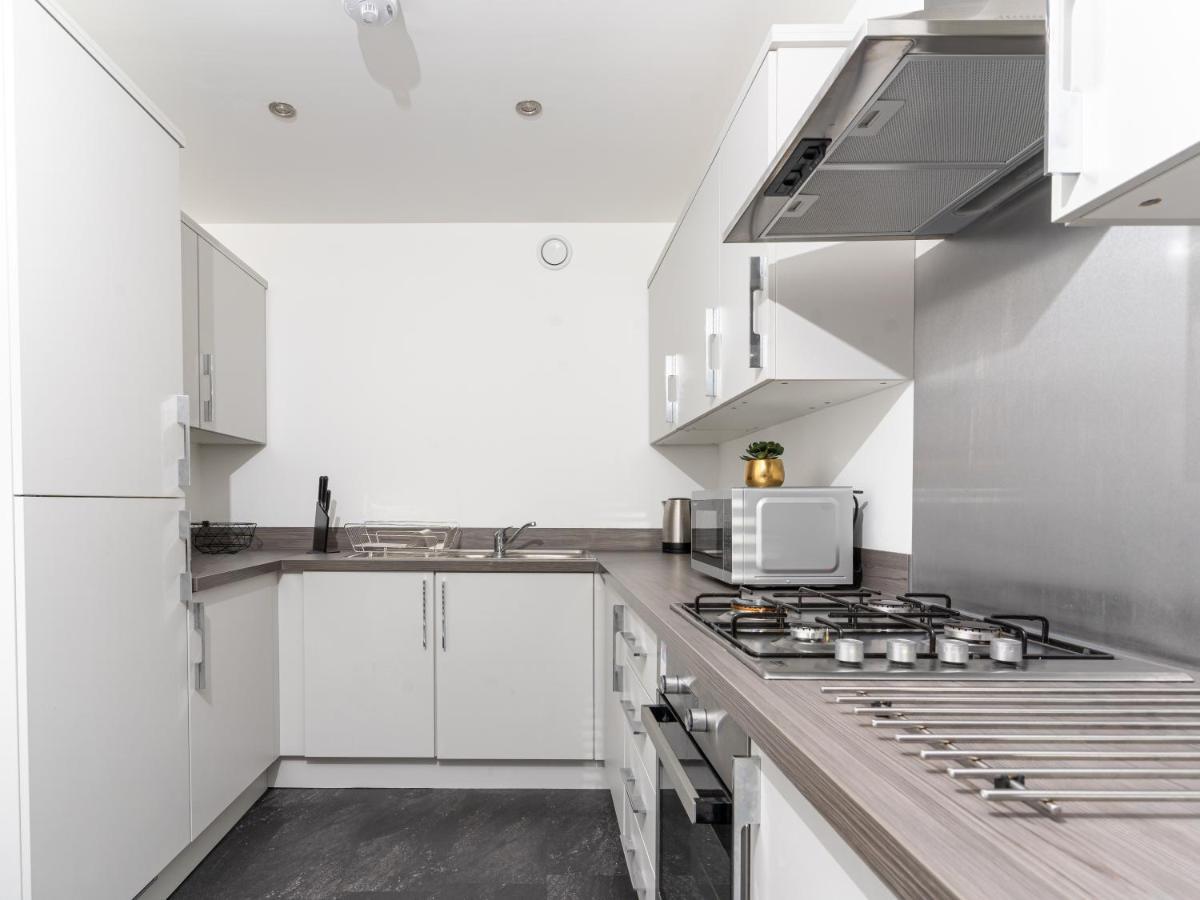 Spacious 3 Bedroom House In Glasgow City With Private Parking & Garden Exterior photo
