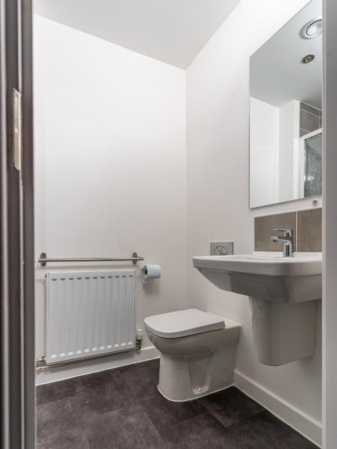 Spacious 3 Bedroom House In Glasgow City With Private Parking & Garden Exterior photo